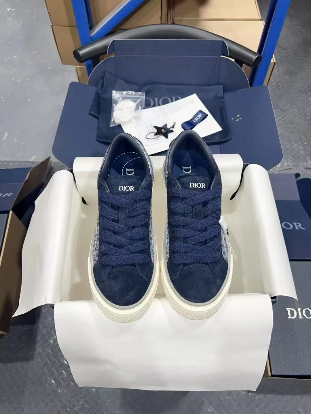 👟👟Ex-factory price 560👟👟 𝐃𝐢𝐨𝐫 𝐱 𝐒𝐭𝐨𝐧𝐞 𝐈𝐬𝐥𝐚𝐧𝐝 𝐁𝟯𝟯 Dior co-branded Stone Island new casual sports shoes Skateboard shoes 111111111 This B33 sneaker comes from the DIOR AND STONE ISLAND limited series. It is a new interpretation of the classic tennis shoe. The fashionable silhouette highlights the heavy texture. The black-dyed cotton has a delicate wash and soft texture, and is finished with the classic Oblique print on the sides, paying homage to the exceptional craftsmanship of the exclusive collaboration. The tongue is embossed with the Dior signature, while cannage panels on the front, DIOR AND STONE ISLAND signature on the back and insole. The rubber outsole features the Dior Oblique pattern, while a contrasting Dior 30 Avenue Montaigne signature on the rear adds style. It can add a modern touch to various casual looks, and can also be matched with other DIOR AND STONE ISLAND items. Exquisite packaging at the delivery counter🛍📦 Customized cowhide material, sheepskin lining, original molded outsole Size: 35-45